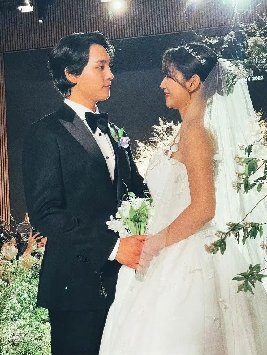 韩剧女主角朴信惠婚礼现场布置_朴信惠龙俊亨怎么认识_朴信惠崔泰俊婚礼细节