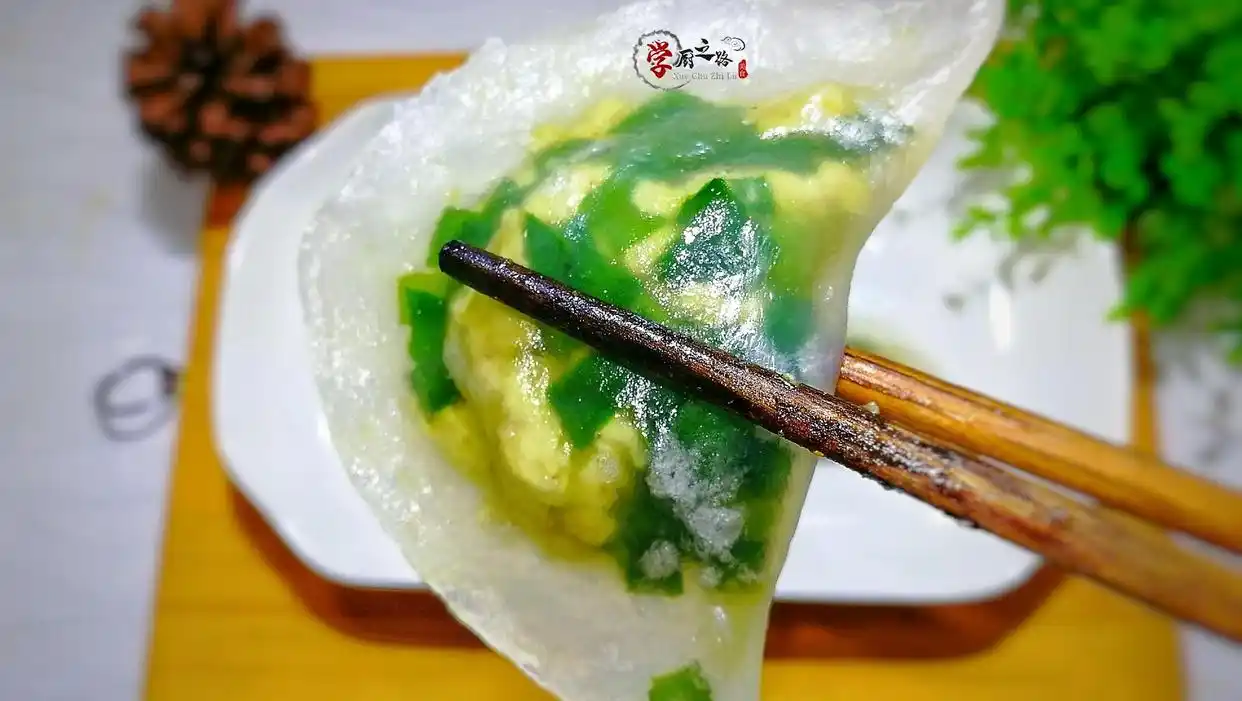 水晶蒸饺破皮开裂不成形?看大厨咋操作,晶莹剔透完整Q弹有诀窍(图2) 水晶蒸饺皮_水晶蒸饺制作方法_水晶蒸饺面皮制作技巧