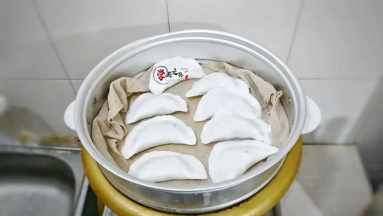 水晶蒸饺破皮开裂不成形?看大厨咋操作,晶莹剔透完整Q弹有诀窍(图18) 水晶蒸饺皮_水晶蒸饺制作方法_水晶蒸饺面皮制作技巧
