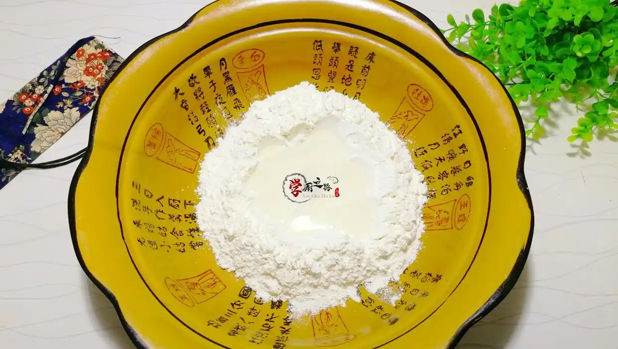 水晶蒸饺破皮开裂不成形?看大厨咋操作,晶莹剔透完整Q弹有诀窍(图3) 水晶蒸饺皮_水晶蒸饺面皮制作技巧_水晶蒸饺制作方法