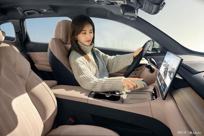 搭载C-DM5.0混动系统,奇瑞风云T8正式上市,售价10.39万元起(图4) 奇瑞v6报价_奇瑞风云T8混动王者 国民标杆 10万级5+2座超级电混SUV