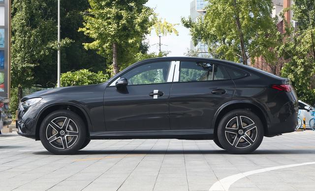 新车  售48.95万元起,增智能泊车辅助,2026款奔驰GLC轿跑S(图5) 奔驰新款轿车_奔驰L3硬件OTA解锁策略_奔驰轿跑价格分析