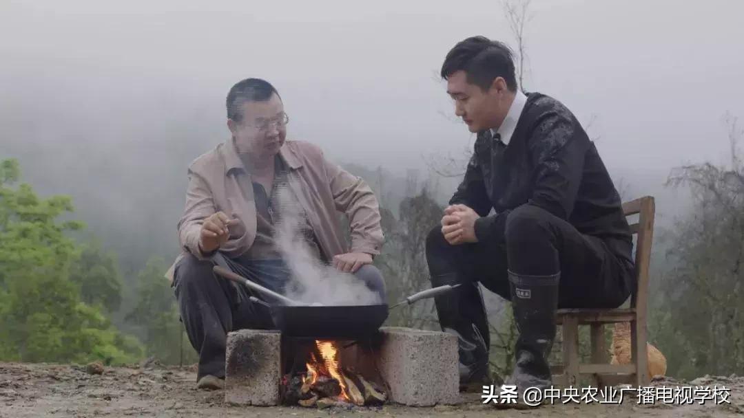 【农广天地】五彩旱藕粉 游鸡满天飞(图7) 天等土鸡养殖技巧_农广天地小吃全部视频_五彩旱藕粉制作方法