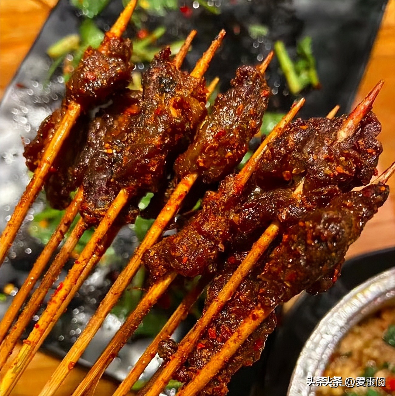 吃烧烤时,聪明人专点“8种食材”,无法造假,老板:懂行人吃货(图2) 新鲜牛羊肉串烤肉_烧烤需要准备什么食材_淄博烧烤特色食材