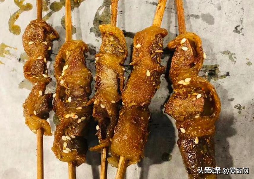 吃烧烤时,聪明人专点“8种食材”,无法造假,老板:懂行人吃货(图7) 淄博烧烤特色食材_烧烤需要准备什么食材_新鲜牛羊肉串烤肉