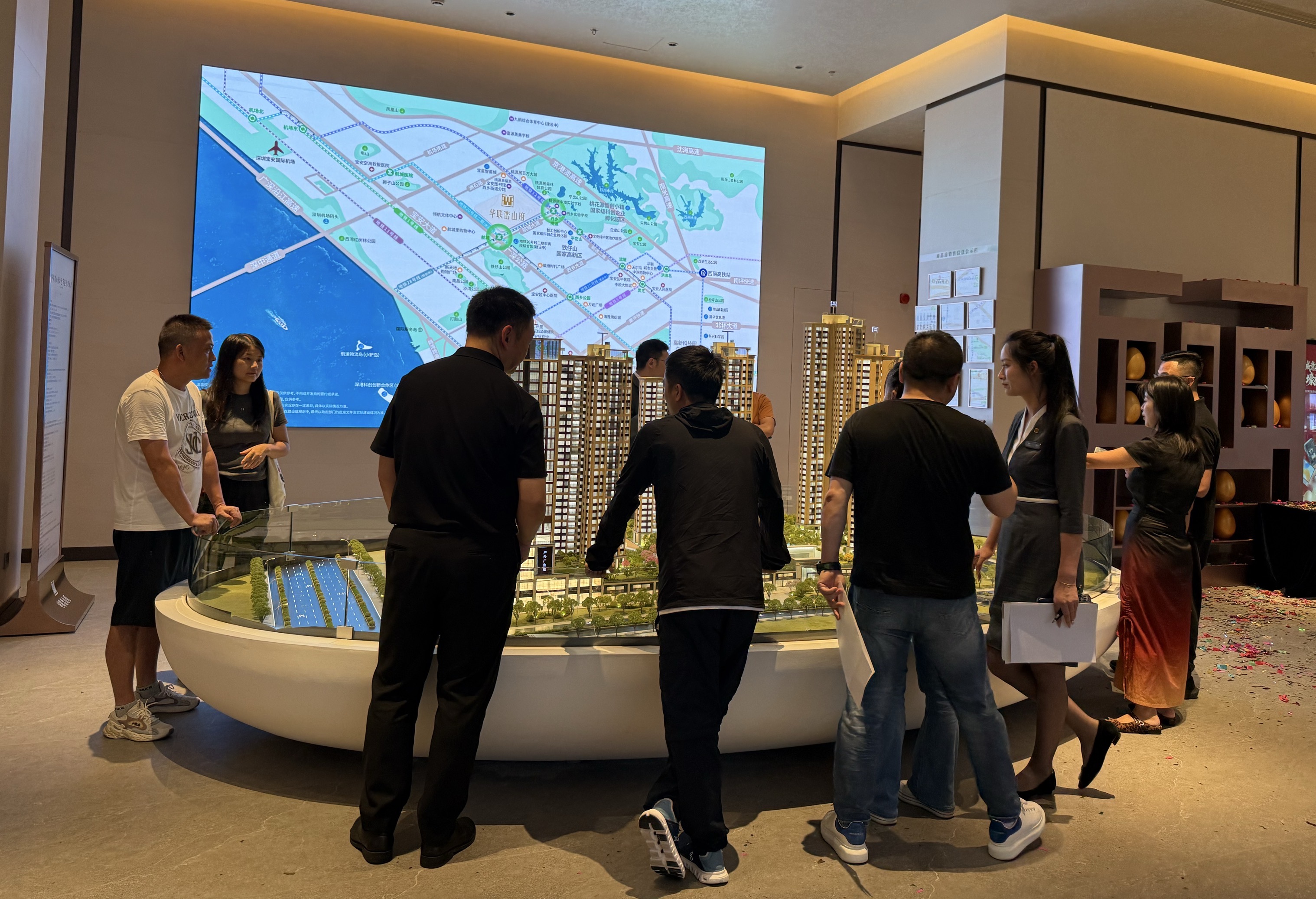 深圳楼市“倒车接人”,晚1年半买房省下超百万,有新规楼盘销售加班到凌晨(图2) 深圳楼市9.5新政改善型需求_深圳西乡楼市新政不限购_限购后房价涨还是跌