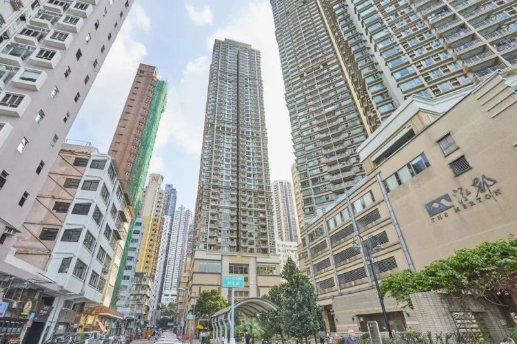 香港薪资高到离谱?物价如何?在香港生活了十年的大陆人跟你说说(图2) 香港薪资水平与消费对比_内地港人工作生活情况_香港收入中位数