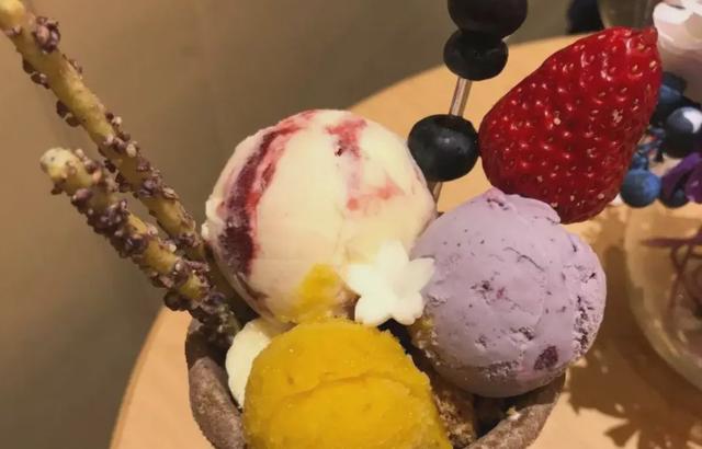 一个冰淇淋球38元,1年疯狂开店230+,天价雪糕谁在买?(图2) 八喜冰淇淋小盒多少钱_手工冰淇淋真相揭露_雪糕配料表分析