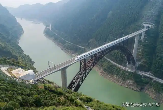 “湘西最美高铁”张家界至吉首至怀化高速铁路开通运营(图2) 张吉怀高铁张家界至怀化最快1小时10分_张吉怀铁路开通仪式_吉首到怀化的火车