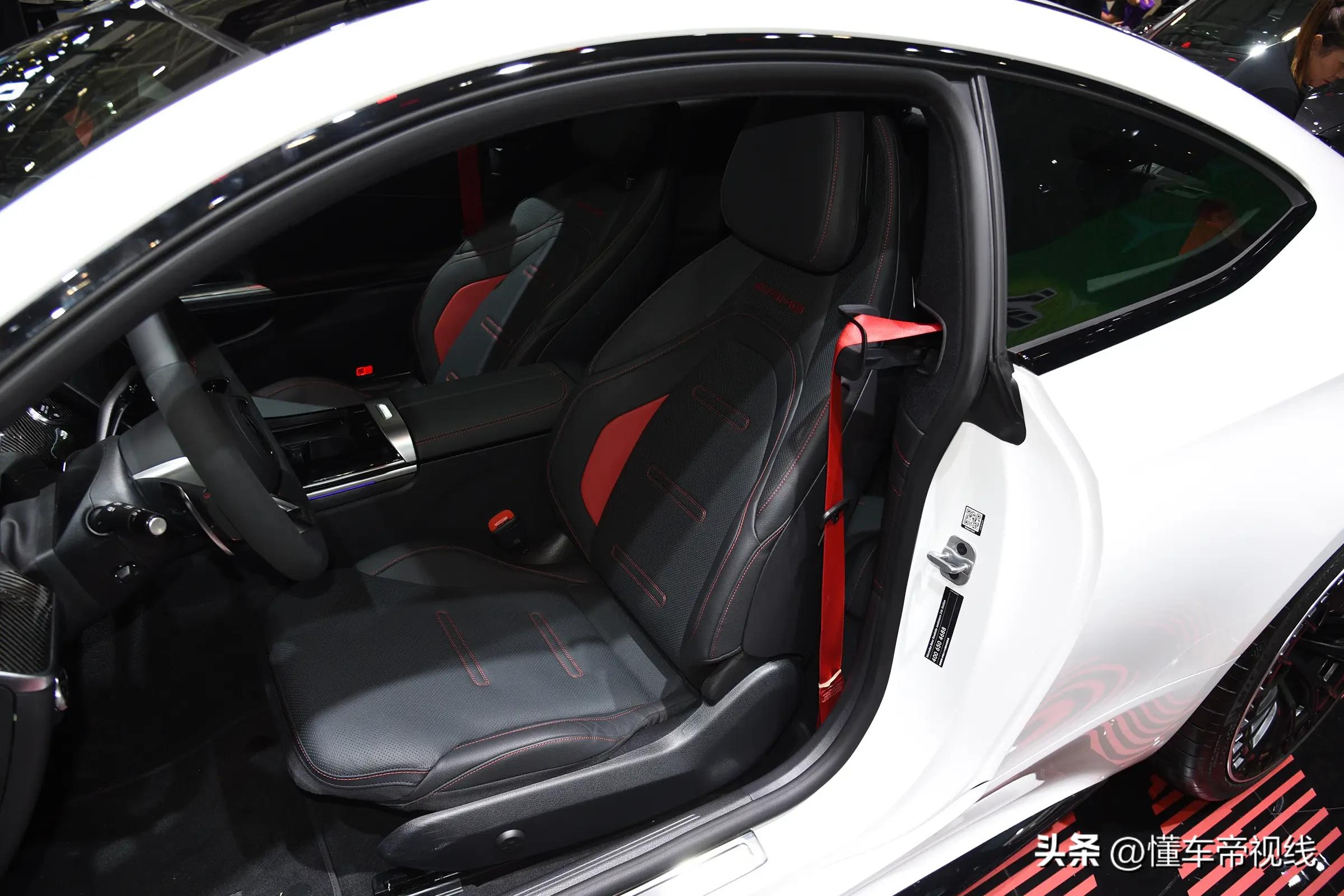 新车 | 售价71.88万元/3.0T直六动力 梅赛德斯-AMG CLE 53 Coupe实拍(图15) 梅赛德斯-AMG CLE 53 Coupe 外观内饰设计 参数_梅赛德斯-AMG CLE 53 Coupe 上市价格 评测_2025奔驰ecoupe报价