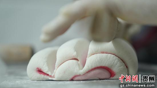 贵州思南:花甜粑里“年味”浓(图2) 思南花甜粑制作工艺_贵州非物质文化遗产花甜粑_贵州思南美食