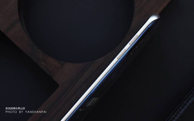图说珊瑚蓝版三星Galaxy S7 edge,依然最美曲屏机(图11) S7 edge双曲面屏细节处理_s7 edge屏幕贴合技术_三星Galaxy S7 edge曲面屏设计