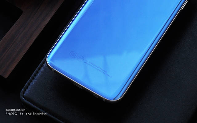图说珊瑚蓝版三星Galaxy S7 edge,依然最美曲屏机(图5) S7 edge双曲面屏细节处理_三星Galaxy S7 edge曲面屏设计_s7 edge屏幕贴合技术