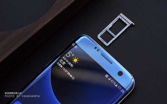 图说珊瑚蓝版三星Galaxy S7 edge,依然最美曲屏机(图9) S7 edge双曲面屏细节处理_s7 edge屏幕贴合技术_三星Galaxy S7 edge曲面屏设计