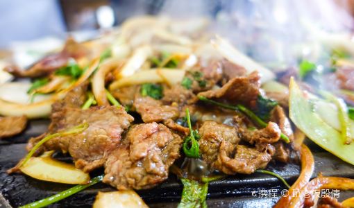 舌尖上的美味:北京必吃的十大特色美食(图2) 炙子烤肉_特产小吃_北京烤鸭