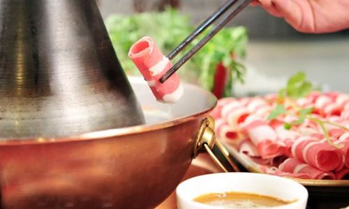 舌尖上的美味:北京必吃的十大特色美食(图4) 炙子烤肉_北京烤鸭_特产小吃