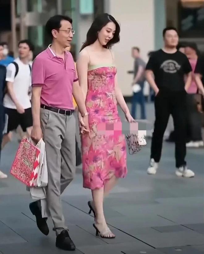 “车震门”后续：光屁股狂奔的卓处长被撤职，女老师被赶出家门