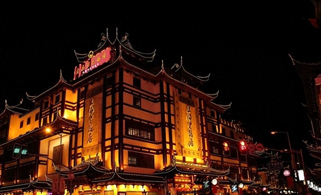 五一夜游上海城隍庙：九曲桥灯火与舌尖上的千年烟火