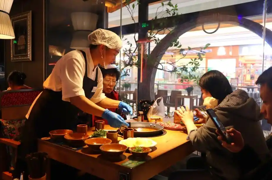 贵阳“三锅演义”!非遗美食煮沸筑城烟火气(图3) 贵州非遗美食_贵阳酸汤牛肉_贵州特色小吃介绍