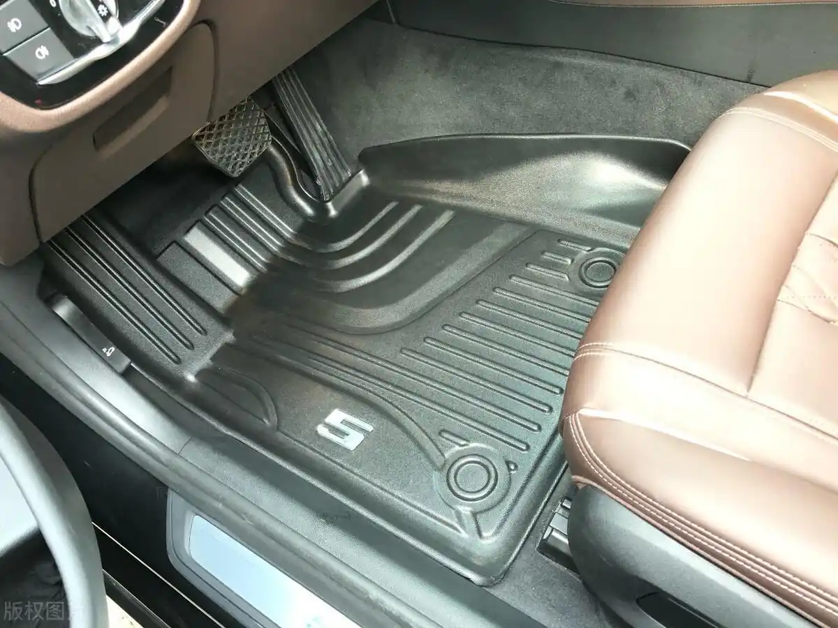 建议车主们:买新车,别只会装座套!学聪明人做法,提升爱车档次(图13) 新车必要的装饰 知乎_汽车内饰升级_提升爱车档次