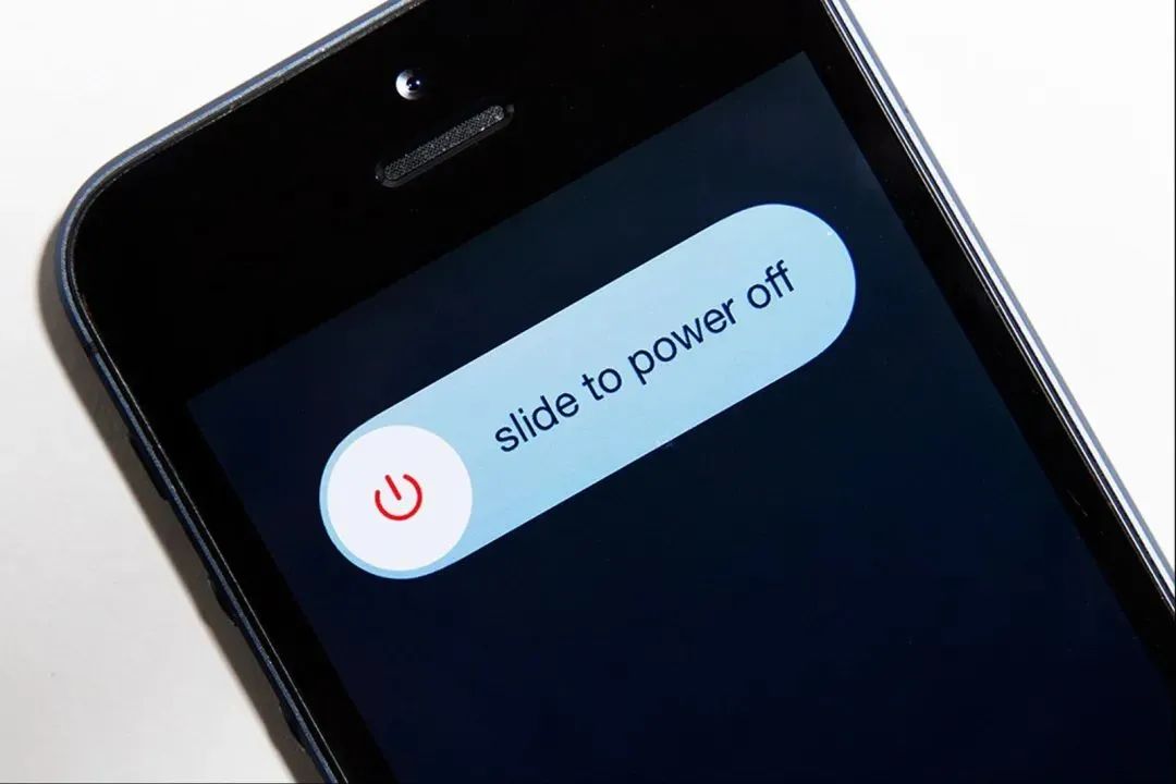 手机进水别插米里!官方警告:这个“土方法”可能毁了你的手机!(图6) 维修计划 apple 进水_iPhone防水测试_米缸救机方法