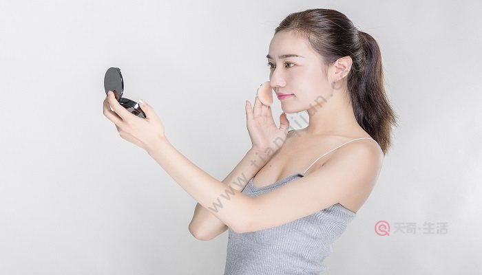 为什么化妆要使用隔离霜 隔离霜怎么用(图2) 为什么化妆要使用隔离霜